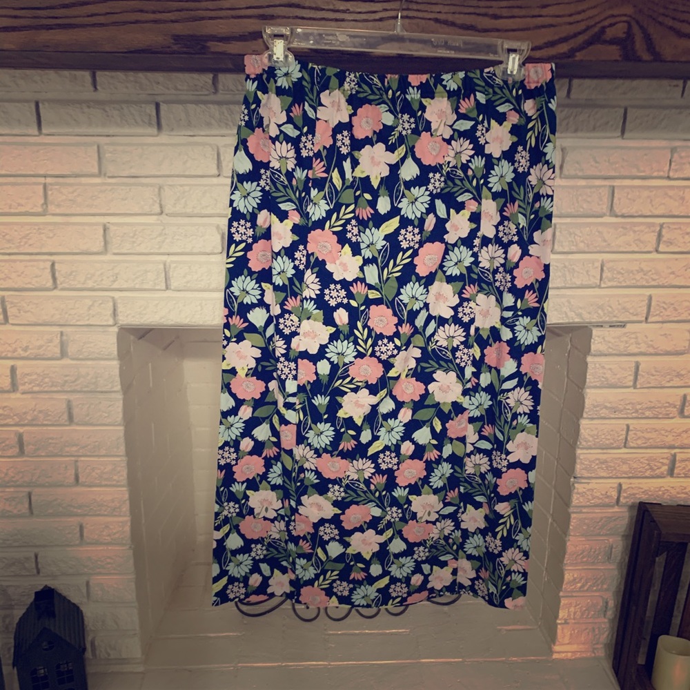 ‼️SOLD‼️ 💗Navy Flowred Skirt